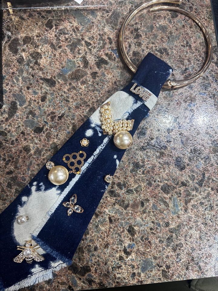 Denim tie w/gold plated necklace & big pearls