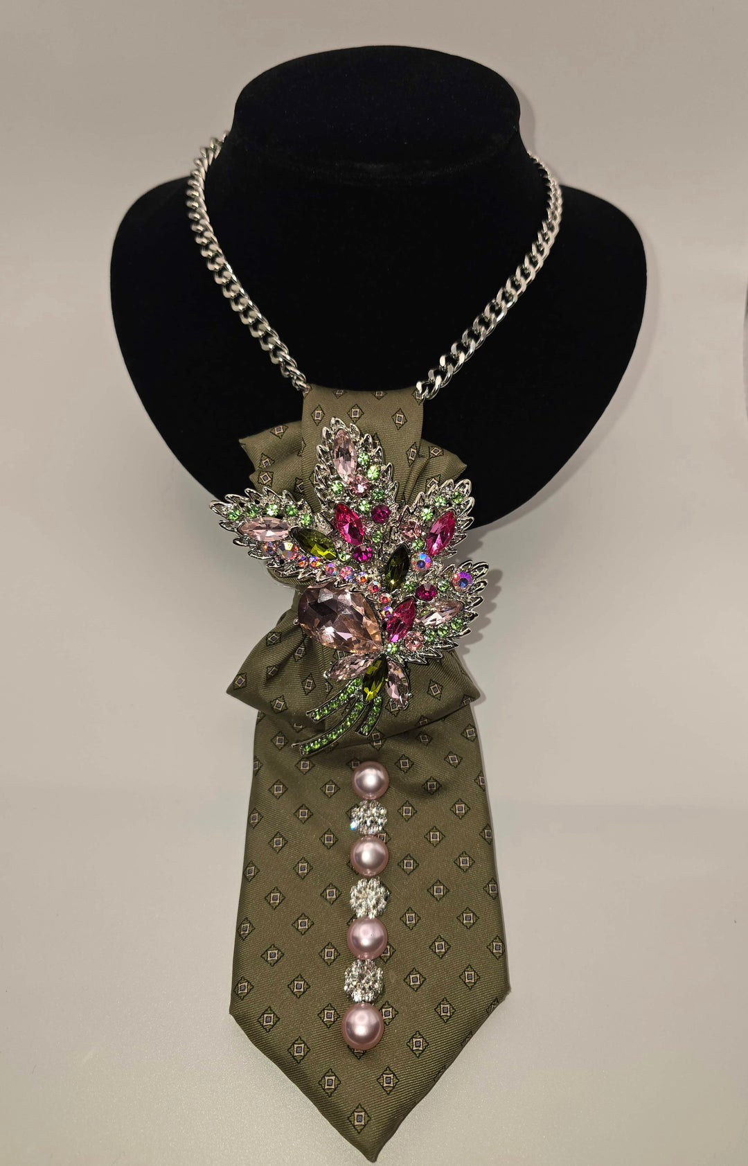 Spicy Leaf Peals Necktie