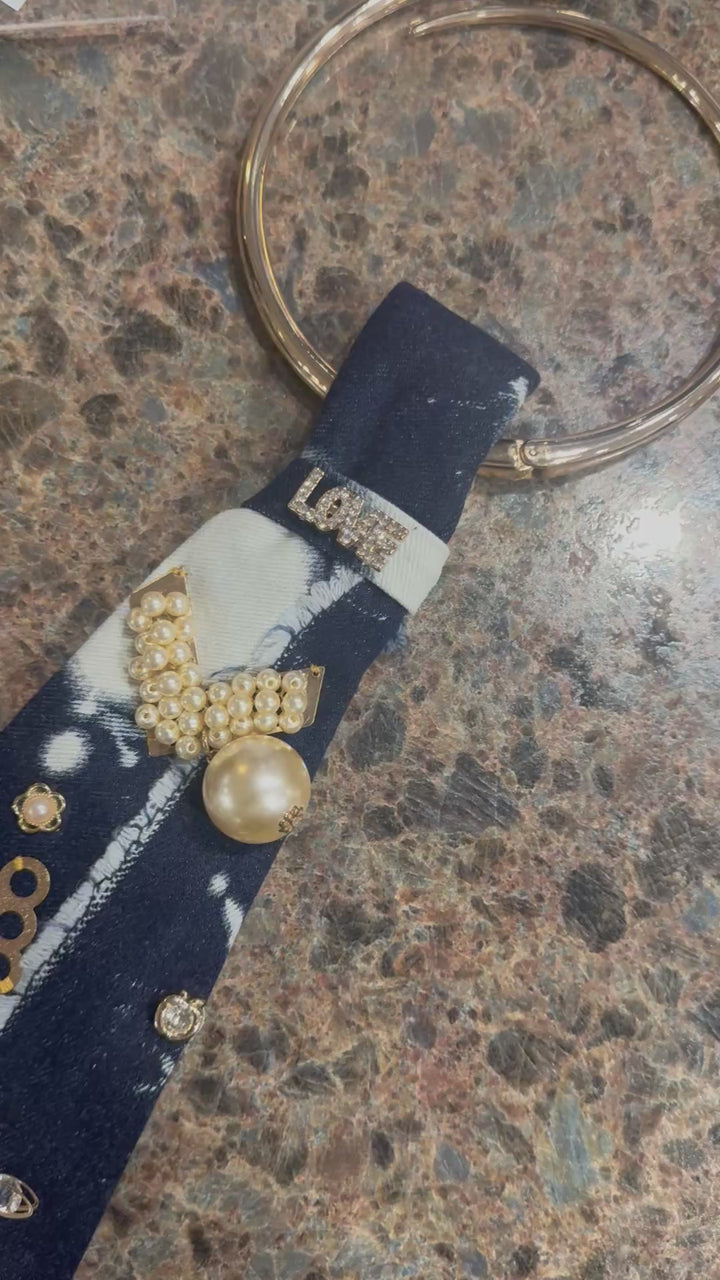 Denim tie w/gold plated necklace & big pearls